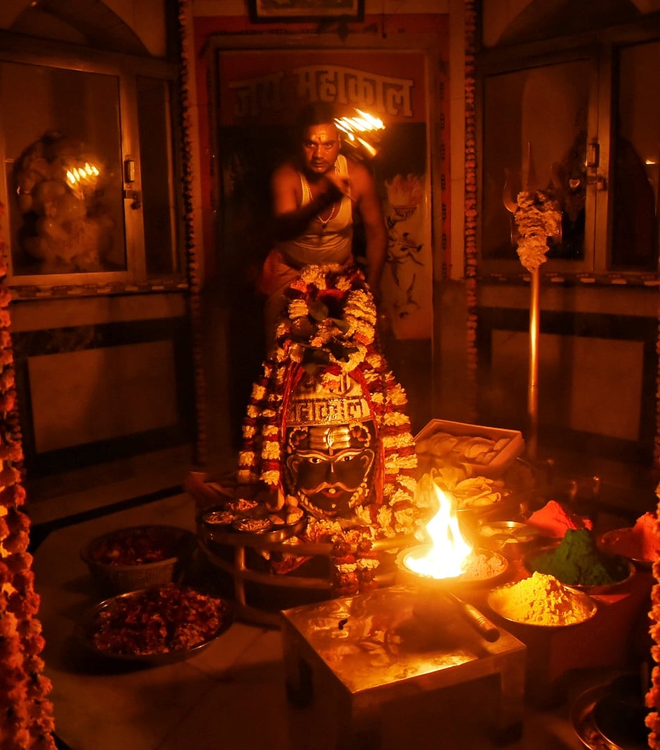भक्तों ने महाकाल के साथ खेली होली