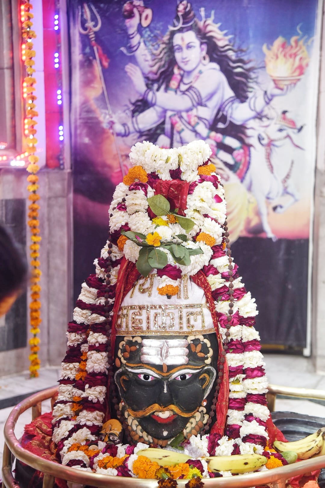 भक्तों ने महाकाल के साथ खेली होली