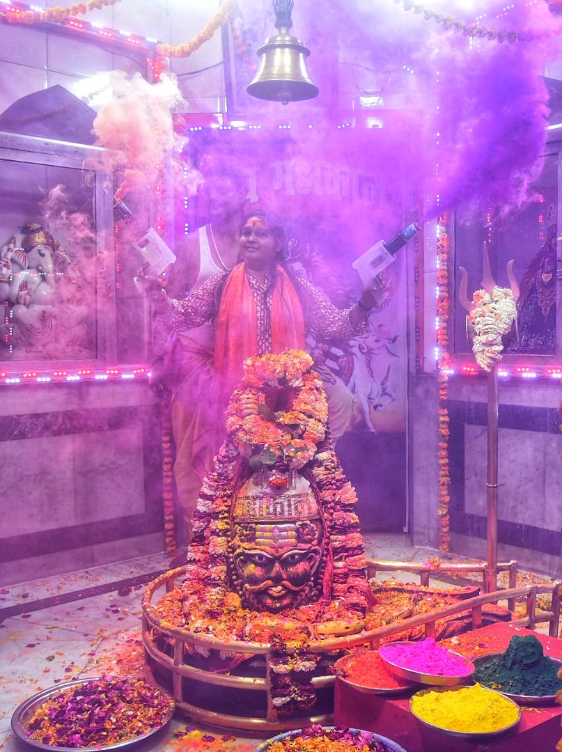 भक्तों ने महाकाल के साथ खेली होली