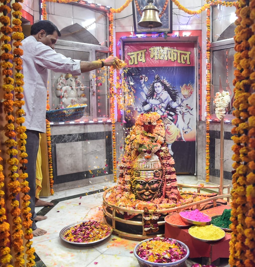 भक्तों ने महाकाल के साथ खेली होली