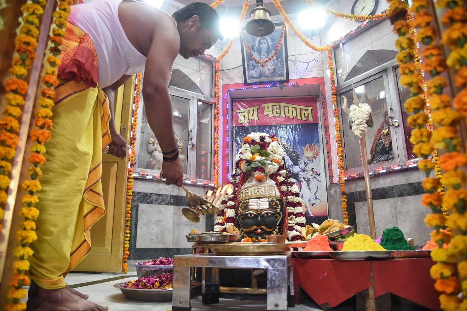 भक्तों ने महाकाल के साथ खेली होली