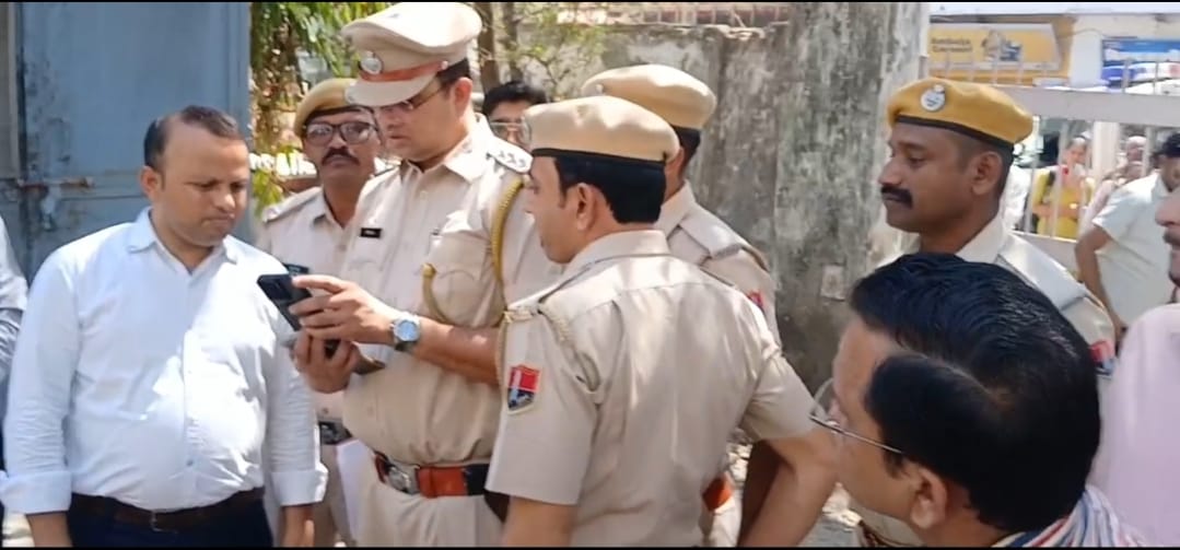 मुख्य डाकघर में बम की सूचना पर पहुंची पुलिस। 