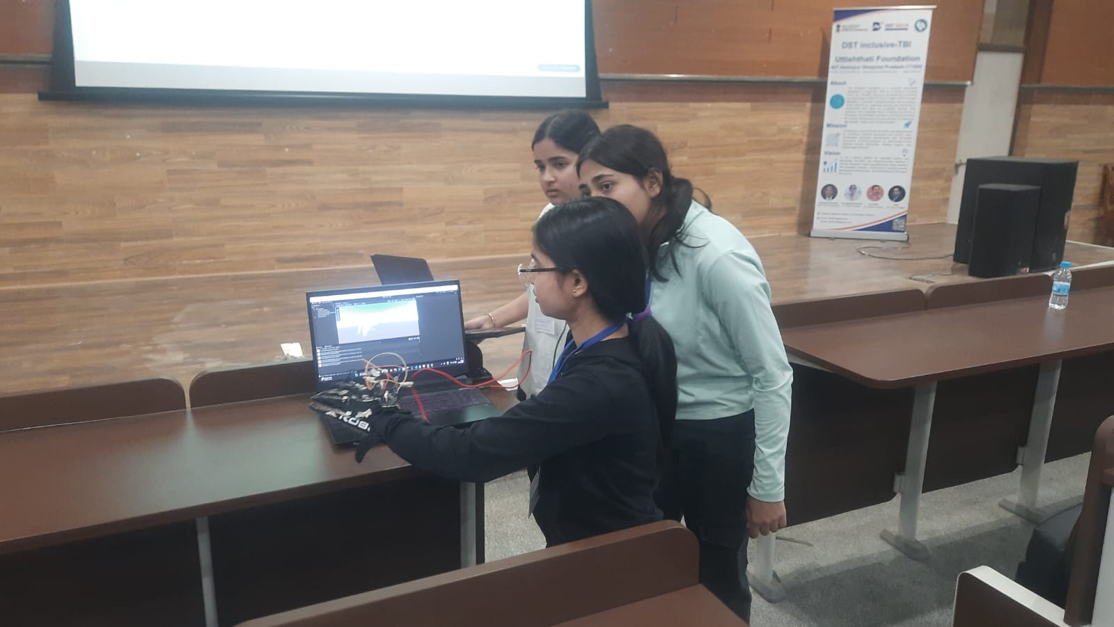 एनआईटी हमीरपुर में आयोजित राष्ट्रीय स्टार्टअप सम्मेलन में प्रोटोटाइप पेश करते प्रतिभागी। संवाद।
