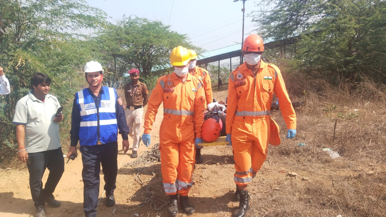 फोटो 10 सीकेटीपी 05 आपदा बचाव के दौरान रस्सी के जरिए रोपवे पर पहुंचता कर्मी। स्रोत: प्रशासन