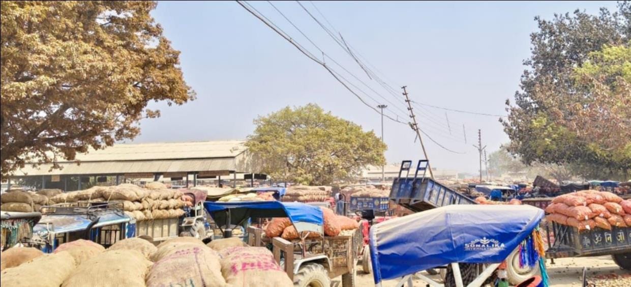 फोटो-11, सातनपुर मंडी रोड पर लगा लंबा जाम। संवाद