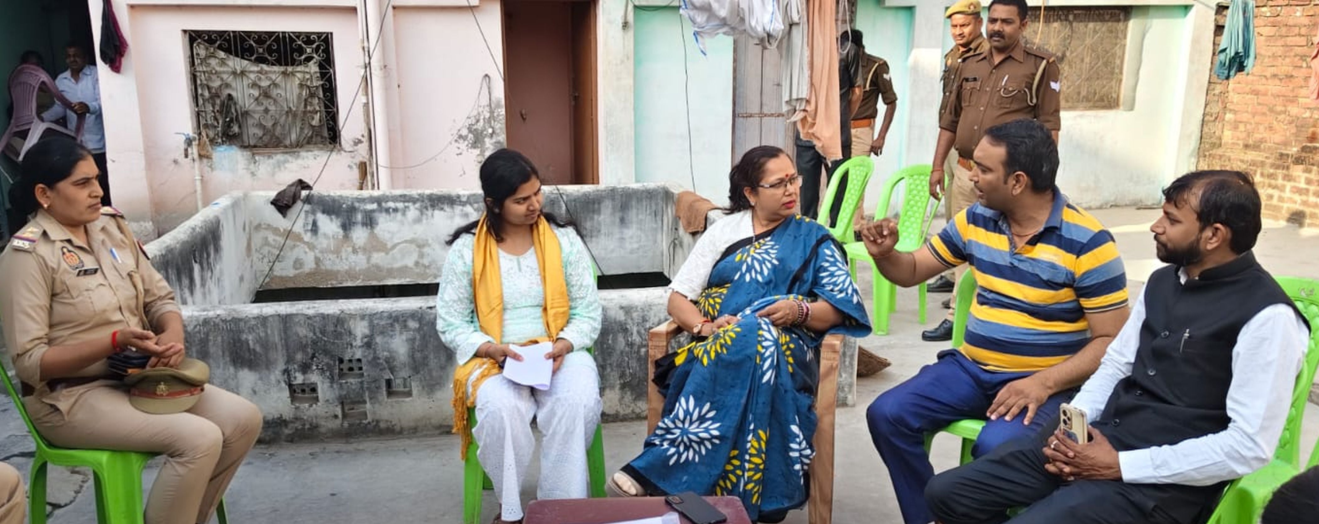 फोटो-16-लोगों की शिकायत सुनती राज्य महिला आयोग की सदस्य अंजू प्रजापति। संवाद