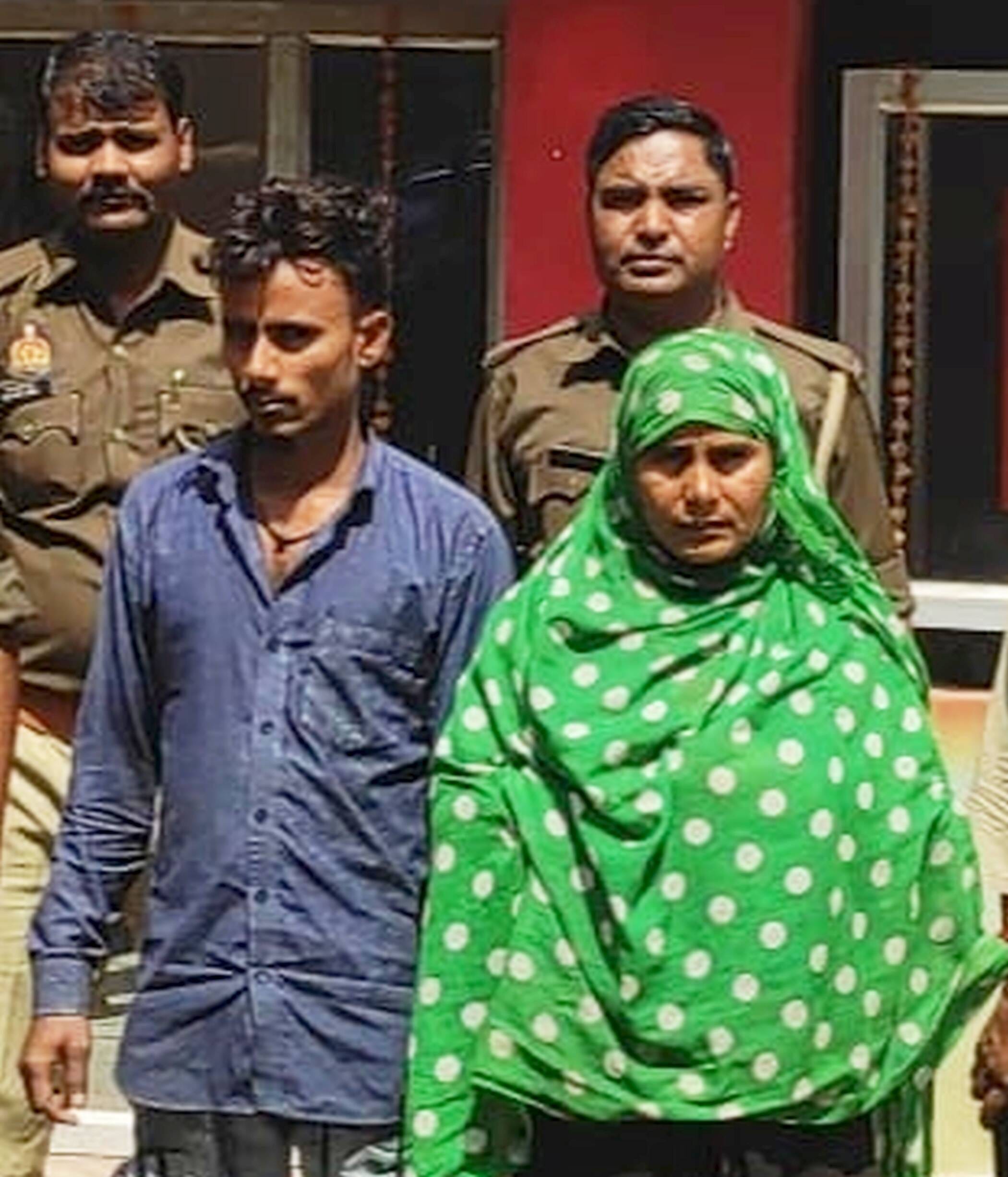 फोटो-26-पुलिस की गिरफ्त में आरोपी मां व बेटा। स्रोत पुलिस फोटो-26-पुलिस की गिरफ्त में आरोपी मां व बेटा। स्रोत पुलिस