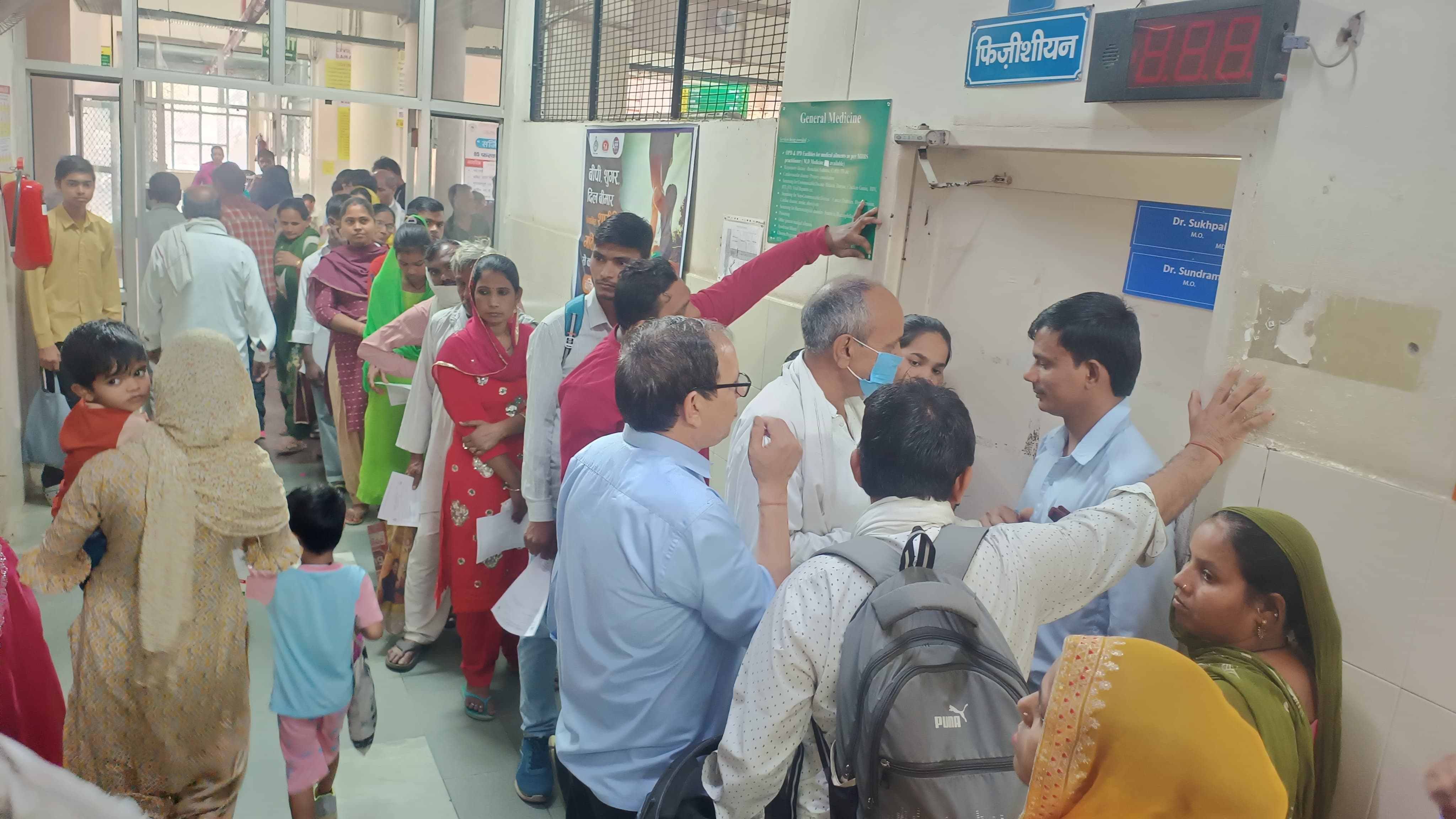 -फोटो 52 : ओपीडी कार्ड बनवाने के लिए लाइन में लगे पुरुष-महिलाएं। संवाद