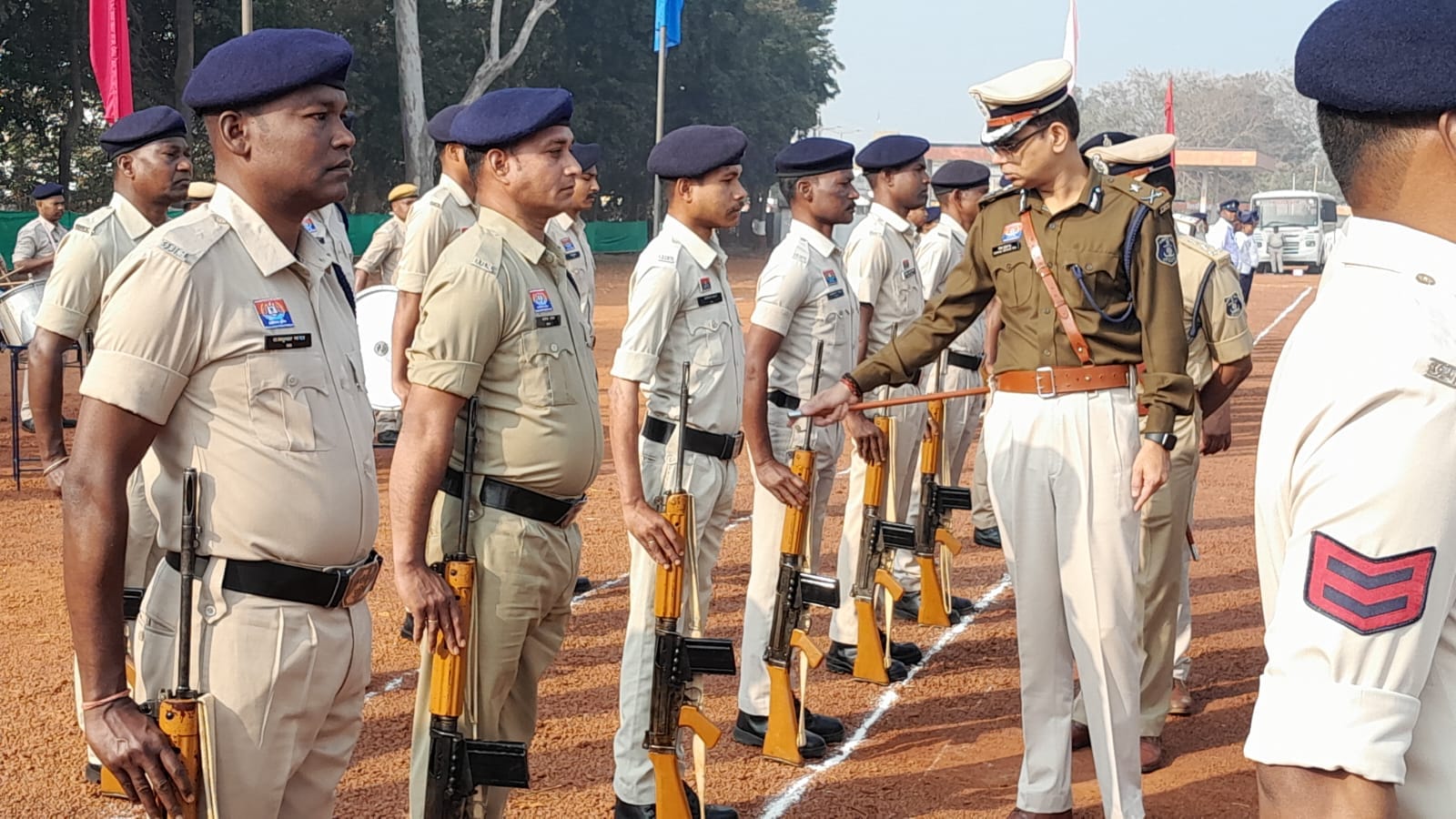 फोटो : सरगुजा IG दीपक झा परेड का निरीक्षण करते हुए