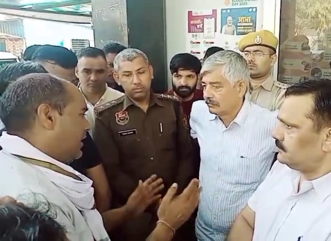 गुरुग्राम में शव को लेकर जाने के लिए भिवाड़ी अस्पताल के बाहर खड़ी एंबुलेंस। संवाद