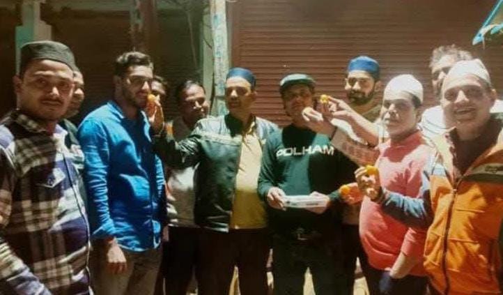 जलालाबाद में टीम इंडिया के विश्व कप विजेता बनने पर एक दूसरे को मिठाई खिलाते युवा। संवाद