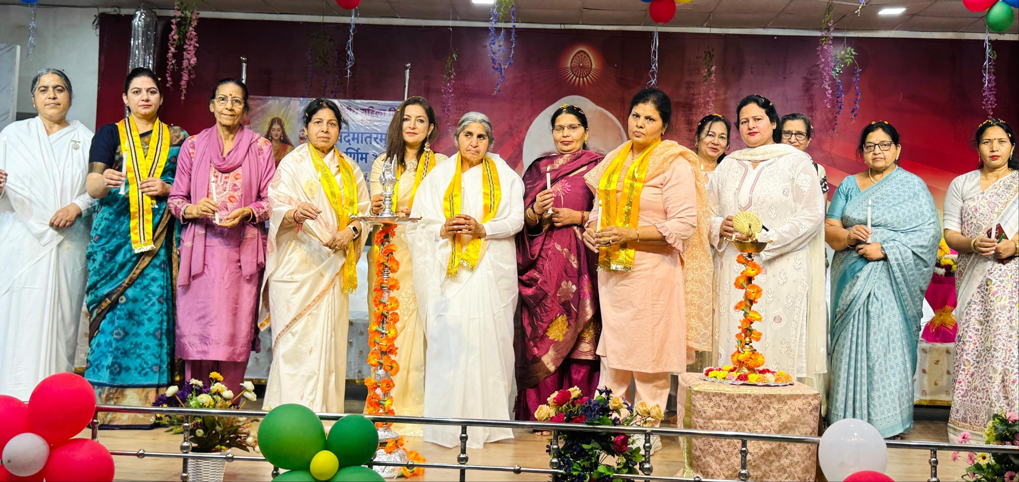 कुरुक्षेत्र। सेवा केंद्र में कार्यक्रम के दौरान मौजूद सम्मान प्राप्त महिलाएं। संवाद