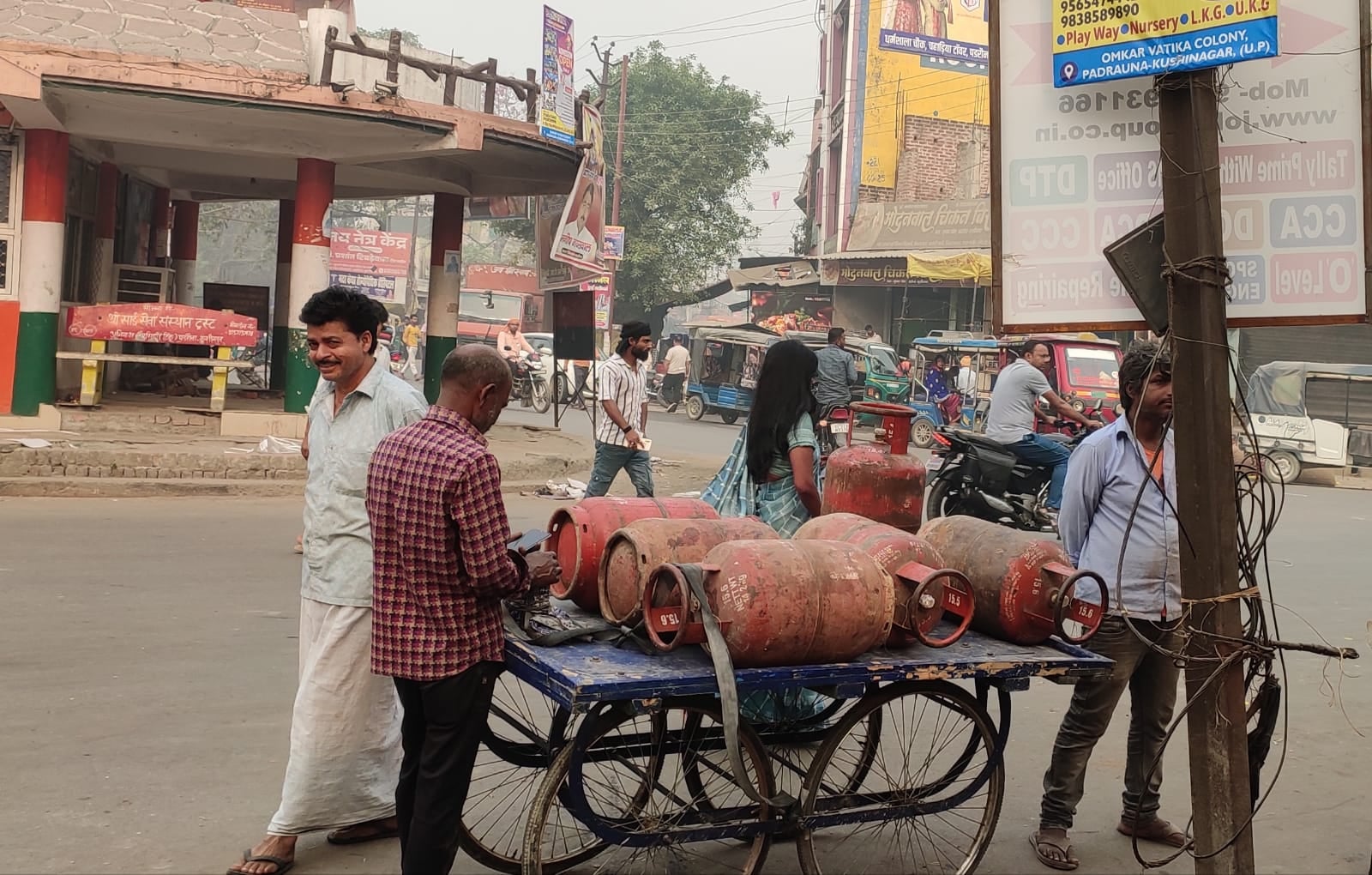 कसया में गैस के लिए इंतजार करते लोग। संवाद कसया में गैस के लिए इंतजार करते लोग। संवाद