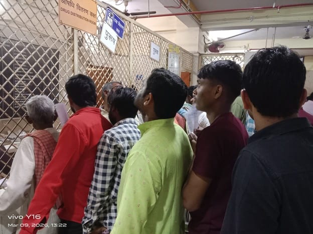 मेडिकल कॉलेज के ओपीडी में मरीजों को देखते चिकित्सक।संवाद मेडिकल कॉलेज के ओपीडी में मरीजों को देखते चिकित्सक।संवाद