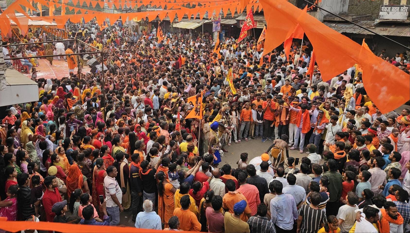 महावीरी शोभायात्रा में कलाकारों के साथ नाचती और सेल्फी लेती महिलाएं। संवाद