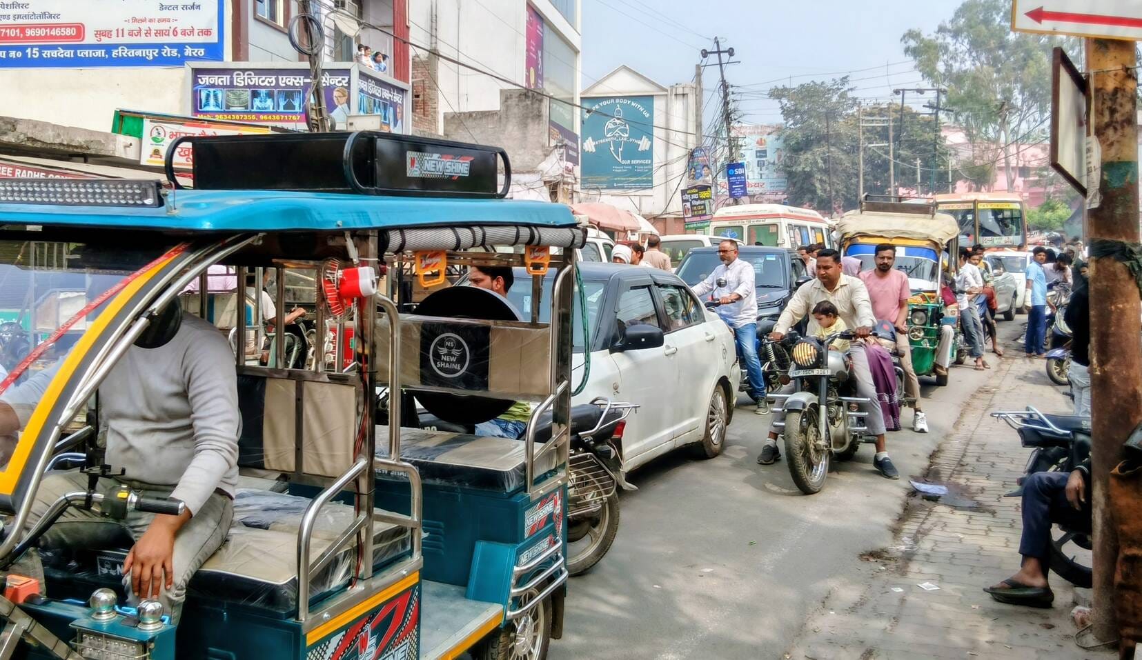 मुख्य मार्ग पर जाम के चलते वाहनों की लंबी लाईन। (मवाना)