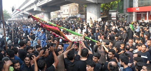 मस्जिदे कूफा से निकला गिलीम के ताबूत का जुलूस