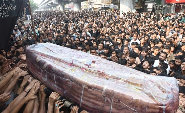 मस्जिदे कूफा से निकला गिलीम के ताबूत का जुलूस