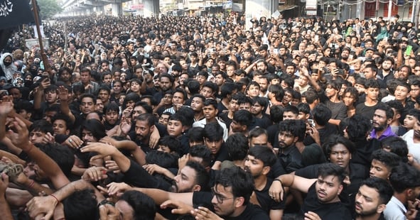 मस्जिदे कूफा से निकला गिलीम के ताबूत का जुलूस
