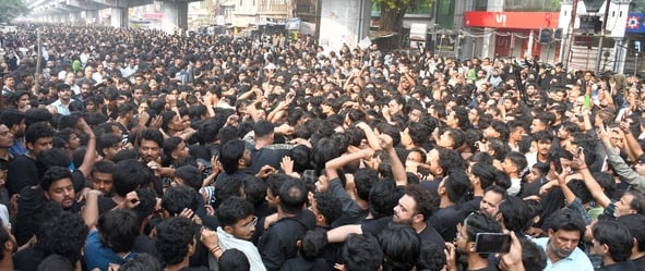 मस्जिदे कूफा से निकला गिलीम के ताबूत का जुलूस