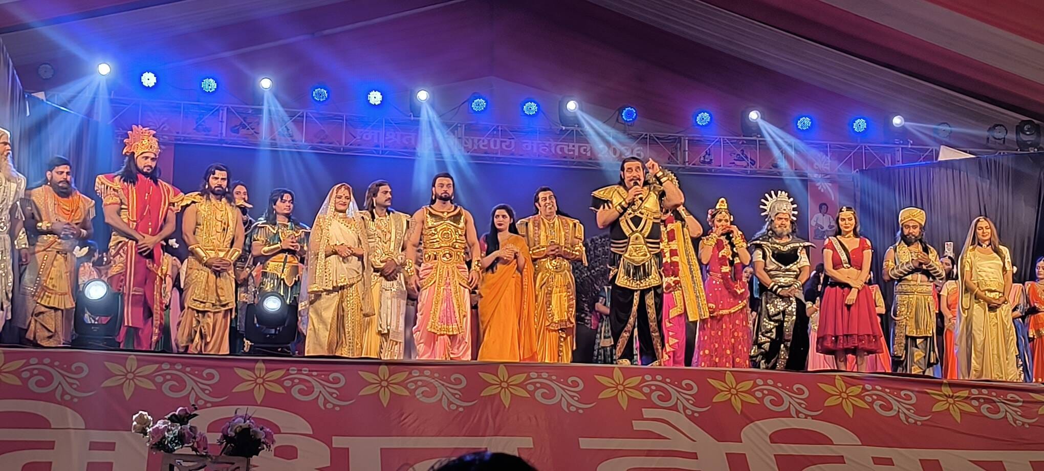 मिश्रिख में मंचन करते कलाकार। मिश्रिख में मंचन करते कलाकार।