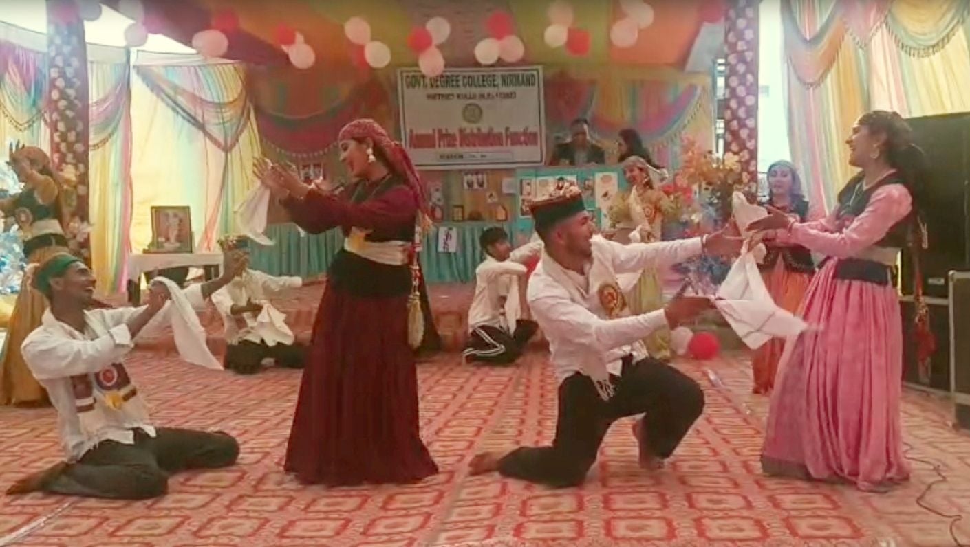 निरमंड कॉलेज के वार्षिक समारोह में मुख्यातिथि को सम्मानित करते शिक्षक। स्रोत : कॉलेज प्रबंधन