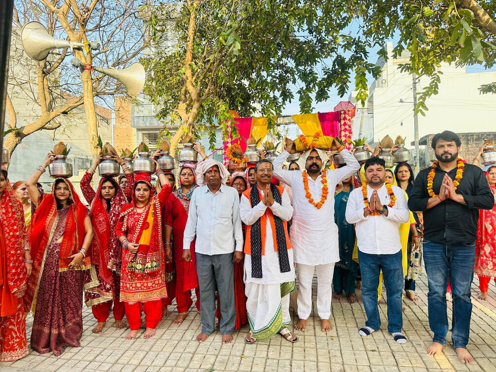 पिहोवा। श्रीमद्भागवत कथा के उपलक्ष्य आयोजित कलश यात्रा में हिस्सा लेते श्रद्धालु। विज्ञप्ति
