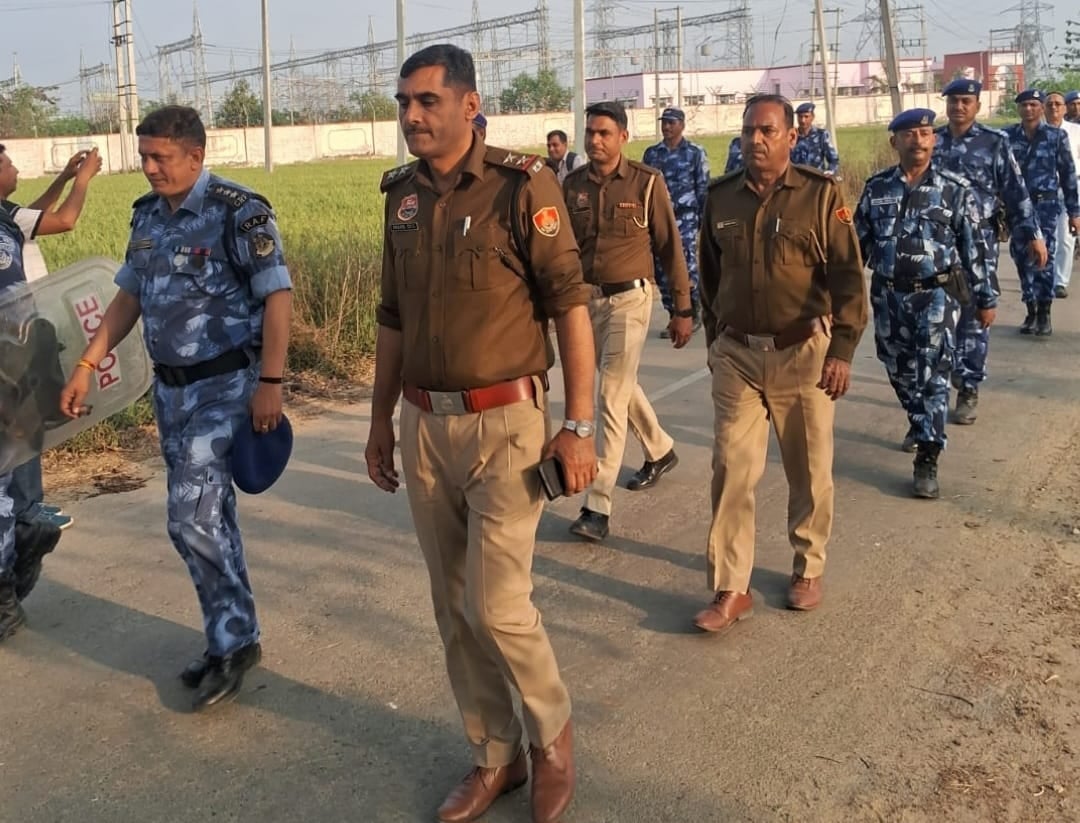 पैदल मार्च करती आरएएफ व पुलिस की टीमें। प्रवक्ता