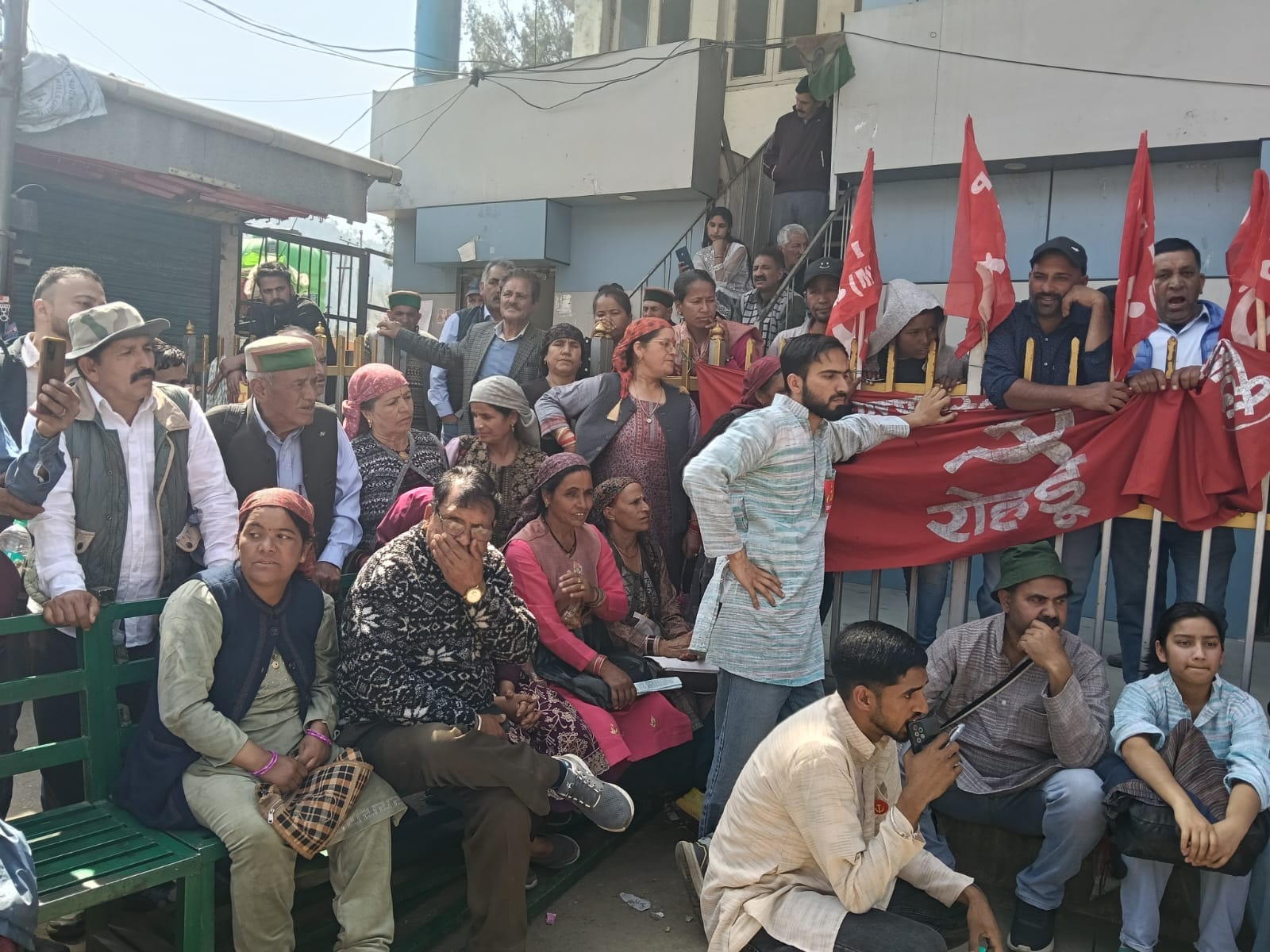 रोहडू में केंद्र सरकार की नीतियो के खिलाफ नुक्कड़ नाटक से विरोध करते सीपीआईएम के कार्यकर्ता। सं