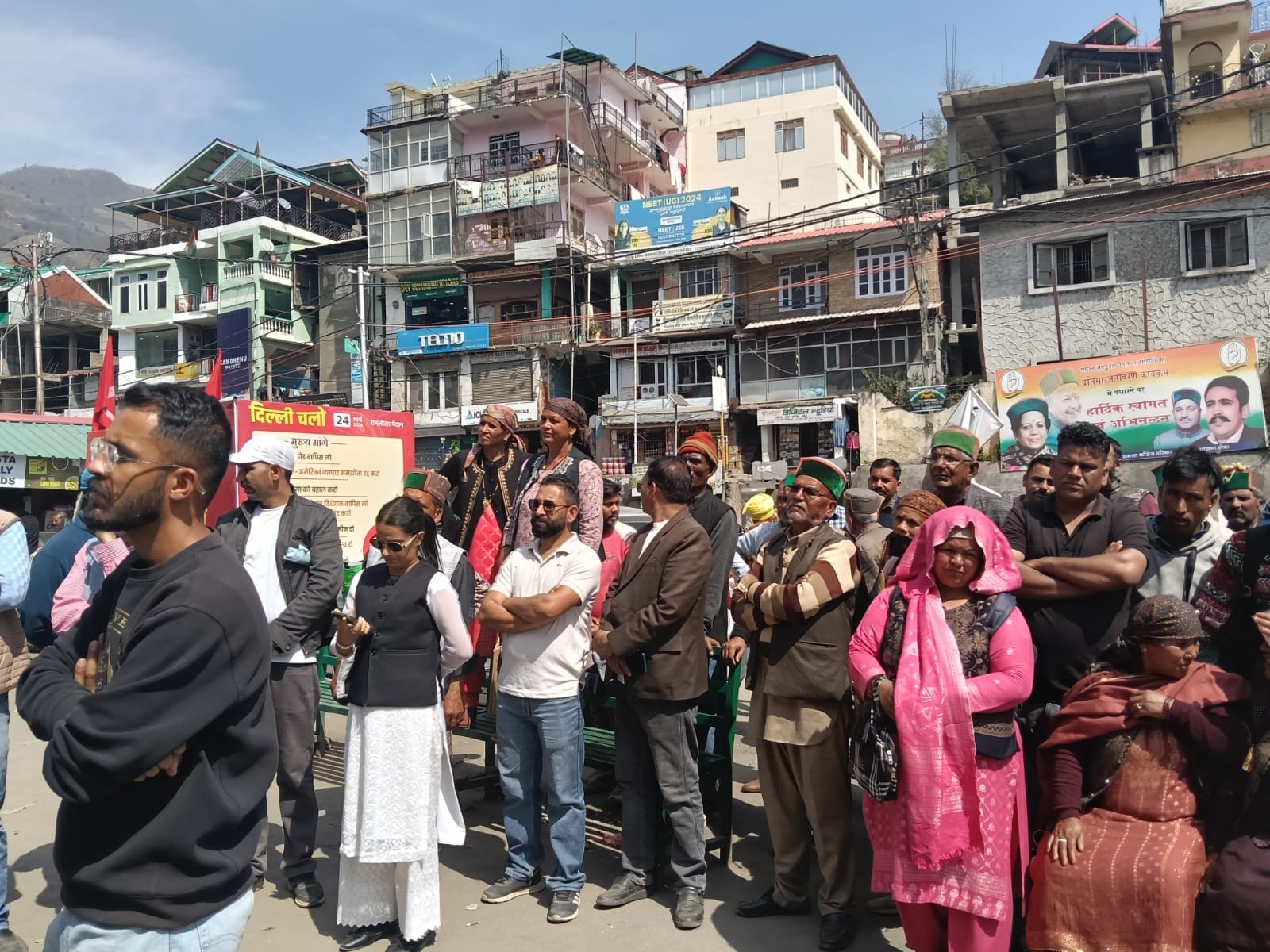 रोहडू में केंद्र सरकार की नीतियो के खिलाफ नुक्कड़ नाटक से विरोध करते सीपीआईएम के कार्यकर्ता। सं