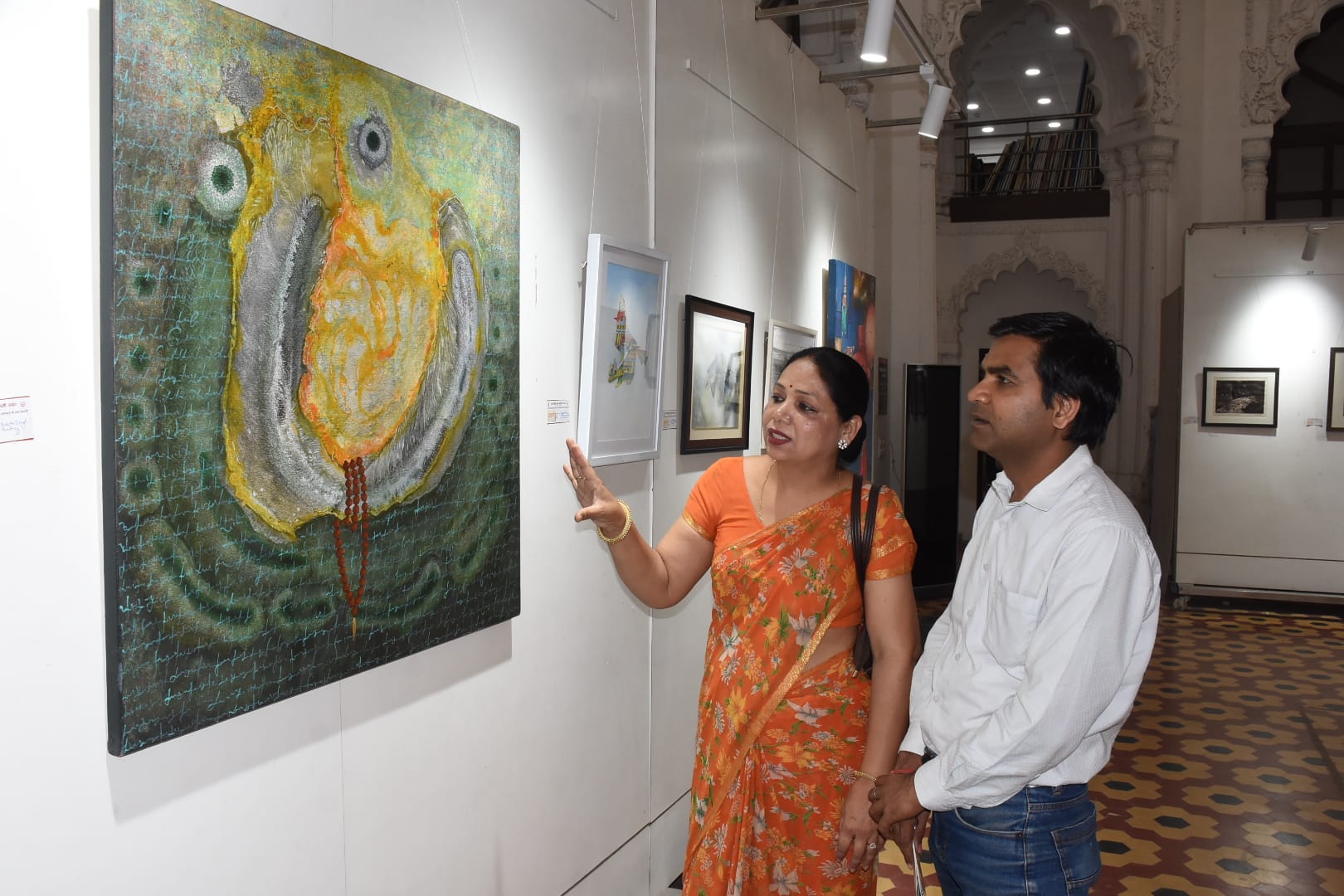राज्य ललित कला अकादमी में लगी महिला कलाकारों की कलाकृतियों की प्रदर्शनी के दूसरे दिन अकादमी के राज्य ललित कला अकादमी में लगी महिला कलाकारों की कलाकृतियों की प्रदर्शनी के दूसरे दिन अकादमी के