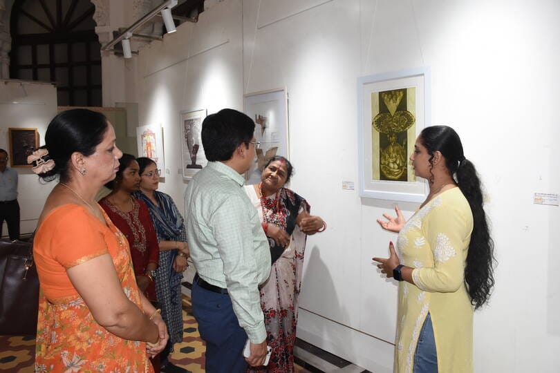 राज्य ललित कला अकादमी में लगी महिला कलाकारों की कलाकृतियों की प्रदर्शनी के दूसरे दिन अकादमी के राज्य ललित कला अकादमी में लगी महिला कलाकारों की कलाकृतियों की प्रदर्शनी के दूसरे दिन अकादमी के