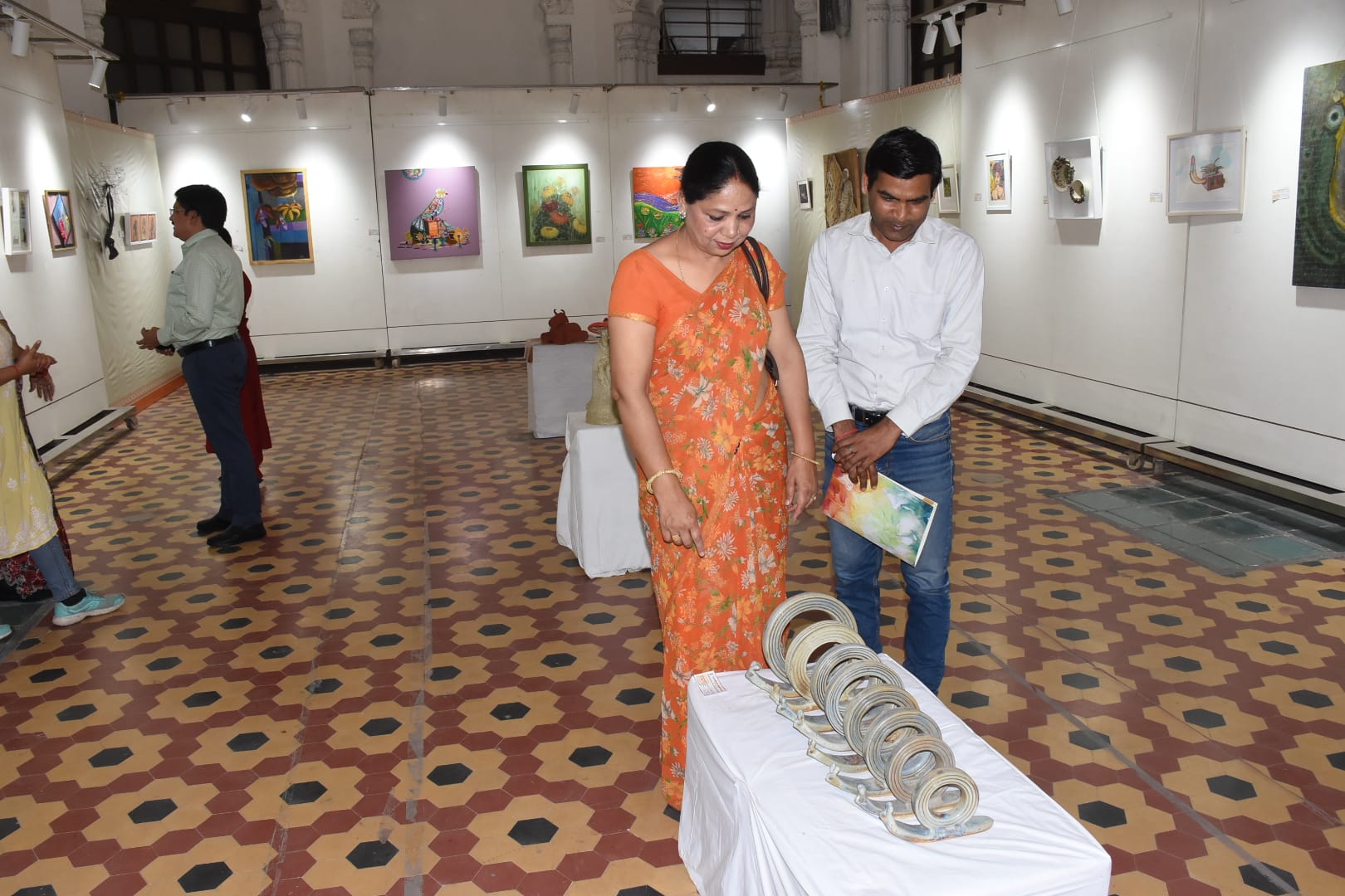 राज्य ललित कला अकादमी में लगी महिला कलाकारों की कलाकृतियों की प्रदर्शनी के दूसरे दिन अकादमी के राज्य ललित कला अकादमी में लगी महिला कलाकारों की कलाकृतियों की प्रदर्शनी के दूसरे दिन अकादमी के