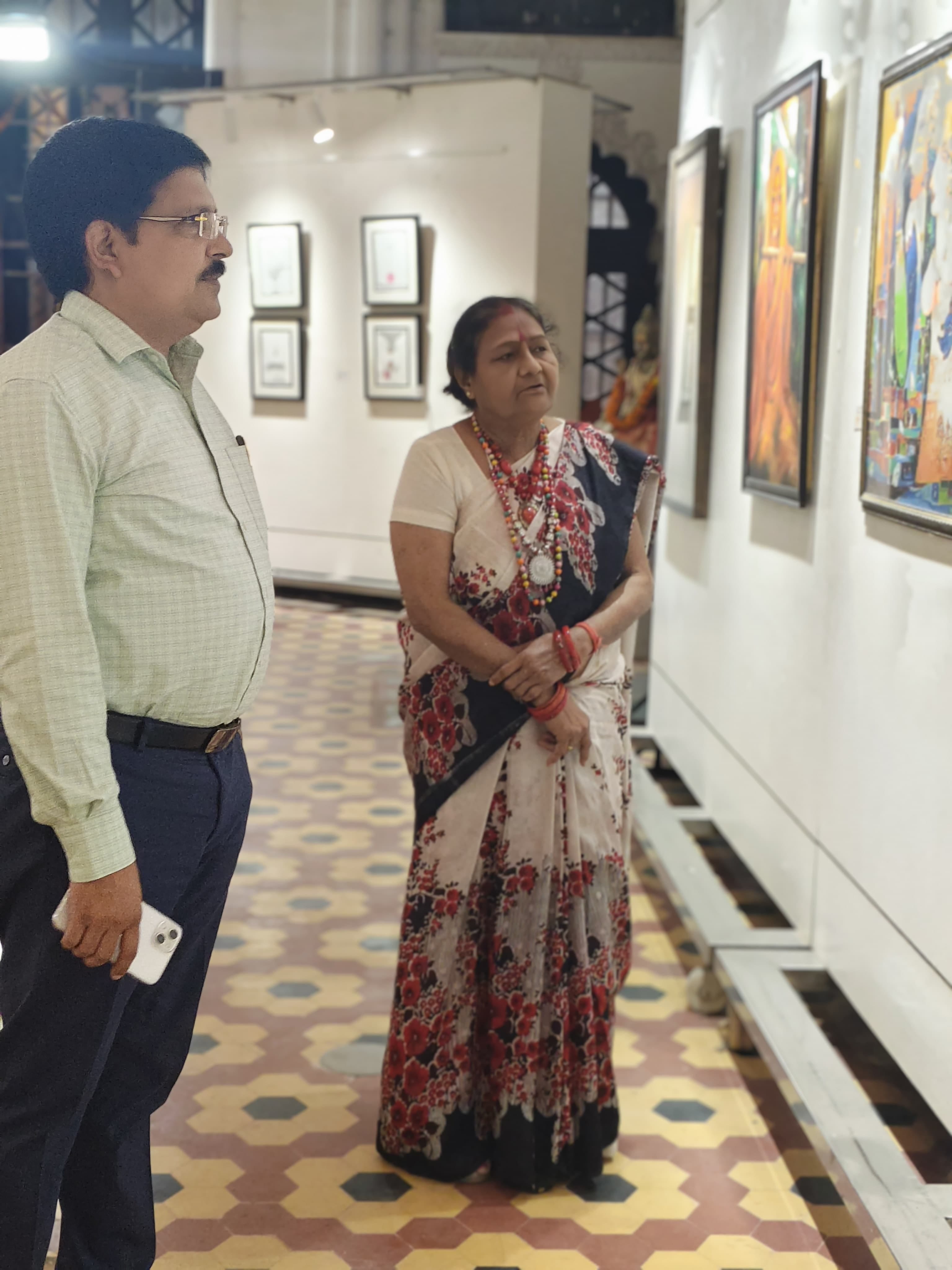 राज्य ललित कला अकादमी में लगी महिला कलाकारों की कलाकृतियों की प्रदर्शनी के दूसरे दिन अकादमी के राज्य ललित कला अकादमी में लगी महिला कलाकारों की कलाकृतियों की प्रदर्शनी के दूसरे दिन अकादमी के