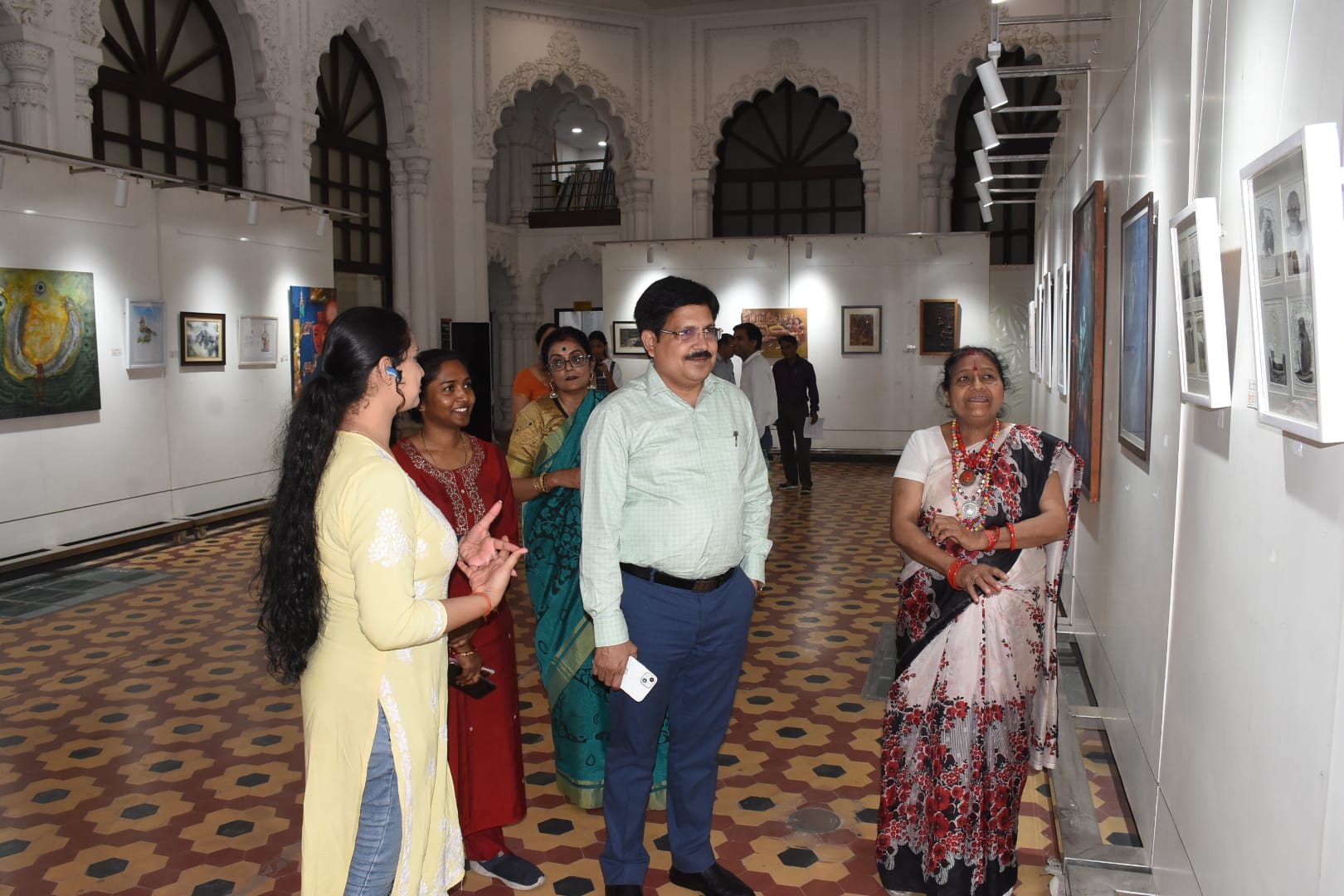 राज्य ललित कला अकादमी में लगी महिला कलाकारों की कलाकृतियों की प्रदर्शनी के दूसरे दिन अकादमी के राज्य ललित कला अकादमी में लगी महिला कलाकारों की कलाकृतियों की प्रदर्शनी के दूसरे दिन अकादमी के