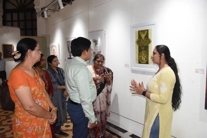 राज्य ललित कला अकादमी में लगी महिला कलाकारों की कलाकृतियों की प्रदर्शनी के दूसरे दिन अकादमी के राज्य ललित कला अकादमी में लगी महिला कलाकारों की कलाकृतियों की प्रदर्शनी के दूसरे दिन अकादमी के