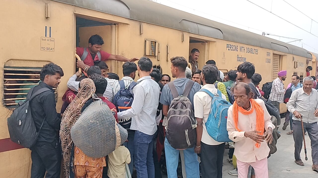 राज्यरानी एक्सप्रेस के लगेज कोच में सवार यात्री। संवाद