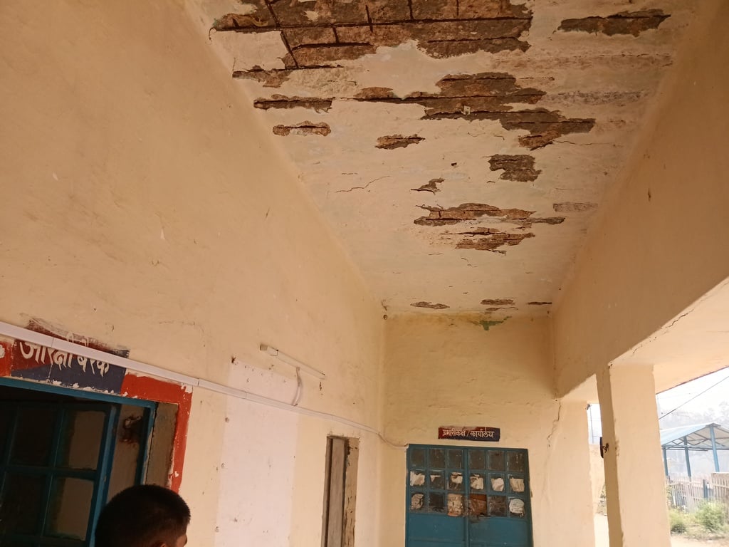 सिराथू रेलवे स्टेशन में प्लेटफार्म एक से दो बार तीन में जाने का जर्जर ओवर ब्रिज संवाद सिराथू रेलवे स्टेशन में प्लेटफार्म एक से दो बार तीन में जाने का जर्जर ओवर ब्रिज संवाद