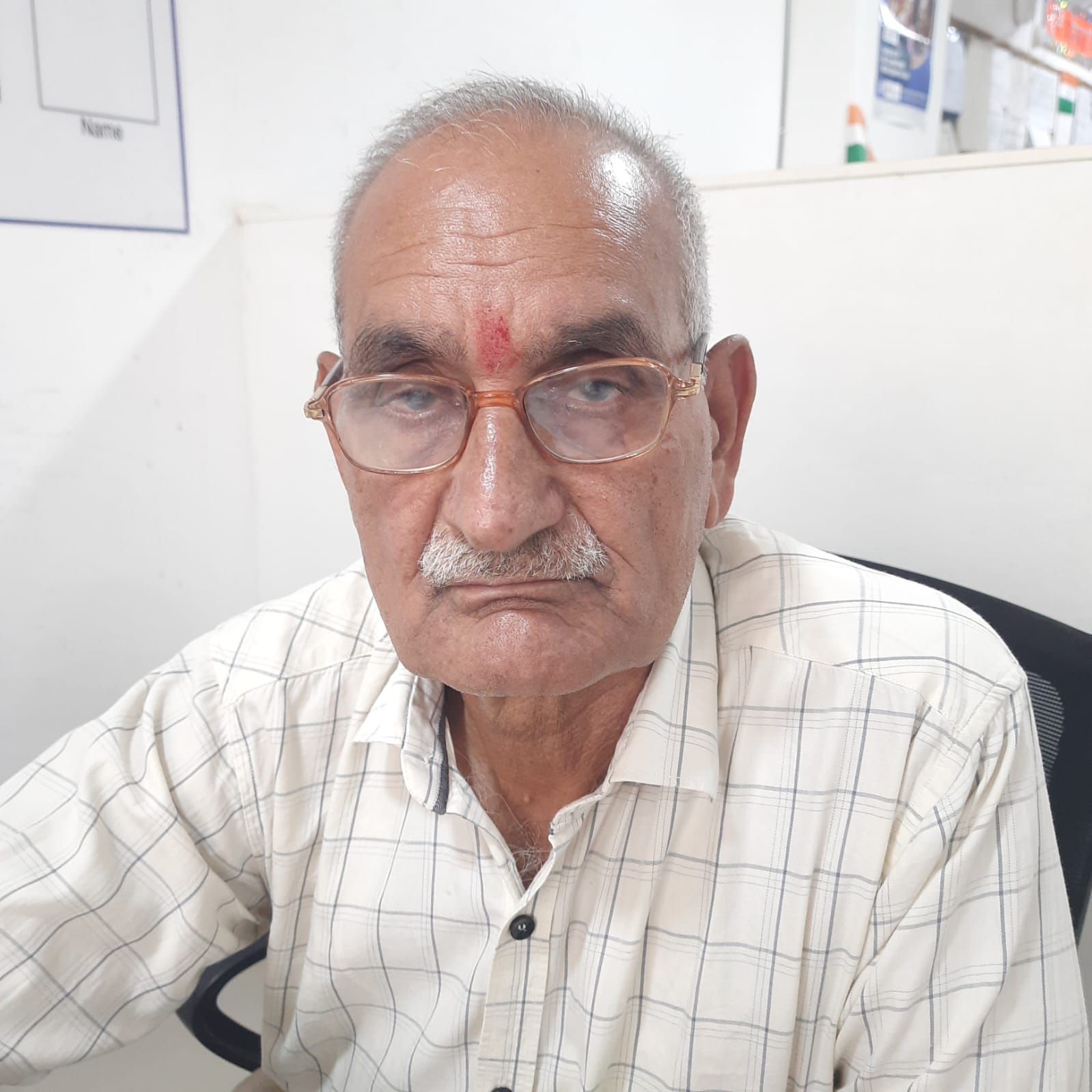 श्री राम पार्क के सामने ओवरफ्लो होता सीवरेज का गंदा पानी। संवाद