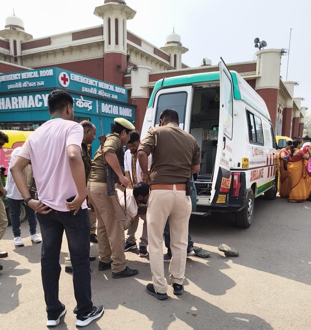 ट्रेन और प्लेटफॉर्म के बीच गिरा यात्री, एंबुलेंस से भेजा गया अस्पताल।