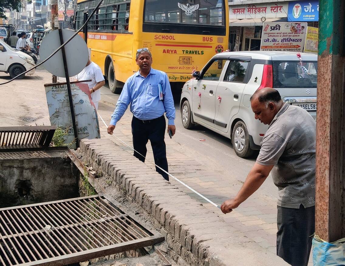 थाने के सामने जिस पुलिया का निर्माण होना है उसकी पैमाईश कराते पीडब्लूडी के अधिशासी अभियंता। (मव थाने के सामने जिस पुलिया का निर्माण होना है उसकी पैमाईश कराते पीडब्लूडी के अधिशासी अभियंता। (मव
