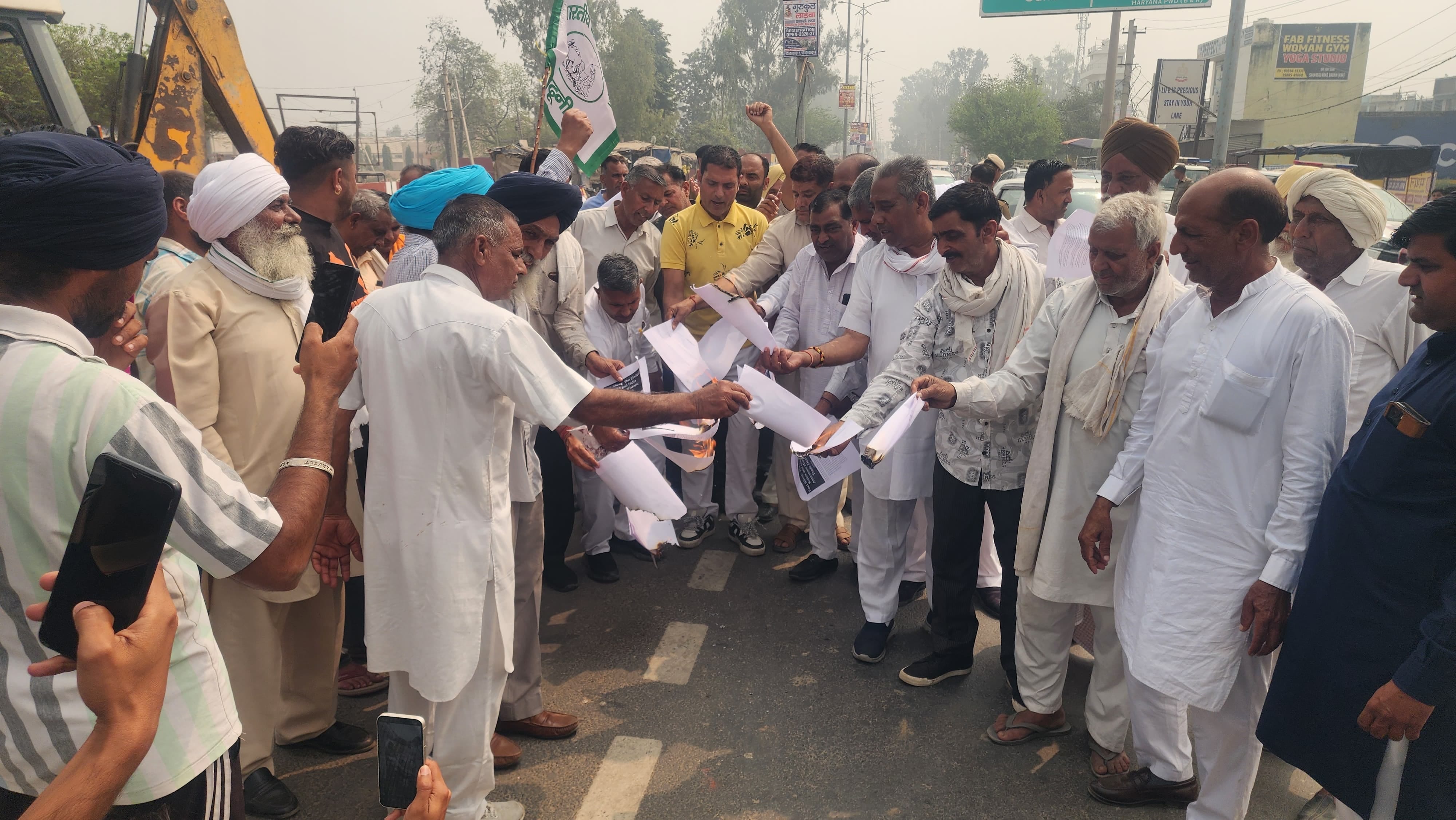 बाबैन। भारत-अमेरिका ट्रेड डील की प्रतियों को जलाकर विरोध जताते किसान। संवाद बाबैन। भारत-अमेरिका ट्रेड डील की प्रतियों को जलाकर विरोध जताते किसान। संवाद