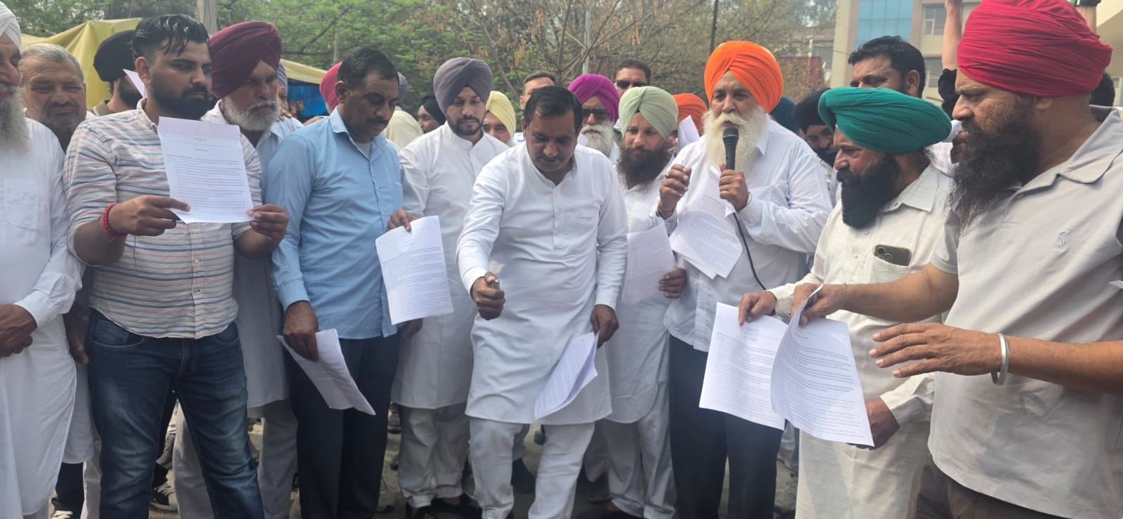 बाबैन। भारत-अमेरिका ट्रेड डील की प्रतियों को जलाकर विरोध जताते किसान। संवाद बाबैन। भारत-अमेरिका ट्रेड डील की प्रतियों को जलाकर विरोध जताते किसान। संवाद