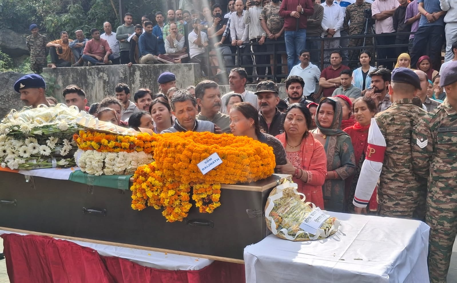 बैजनाथ के उस्तेहड़ के 26 वर्षीय जवान अक्षित का अंतिम बार चेहरा देखतीं मां रेणू अवस्थी। -स्रोत : बैजनाथ के उस्तेहड़ के 26 वर्षीय जवान अक्षित का अंतिम बार चेहरा देखतीं मां रेणू अवस्थी। -स्रोत :