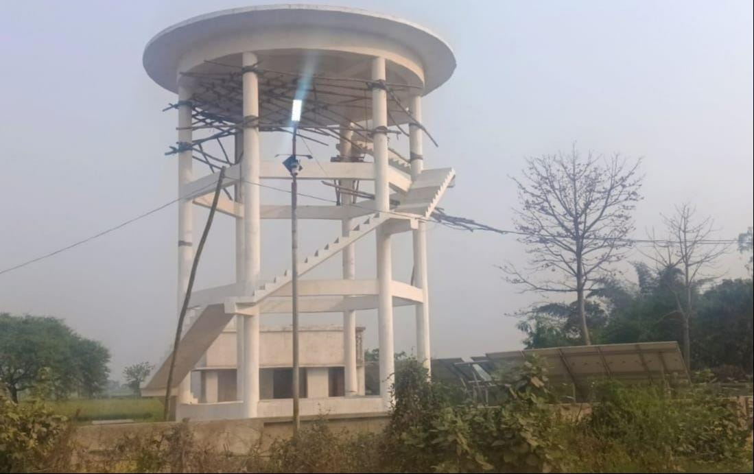 बनकटवा महोली गांव में बनी पानी टंकी