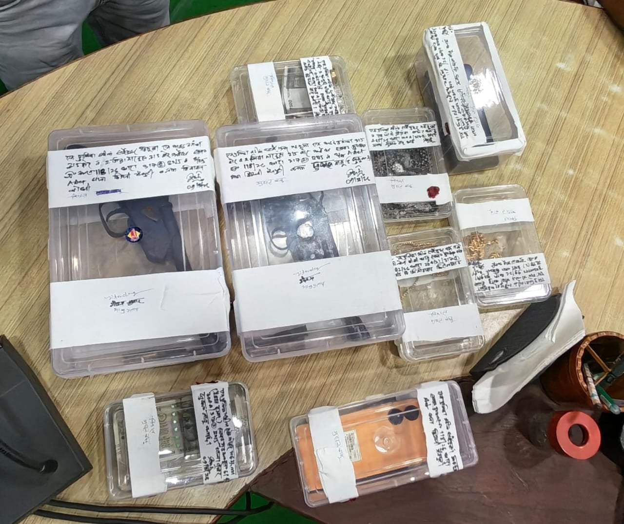 फोटो 1 किशनी पुलिस की गिरफ्त में लुटेरे। संवाद फोटो 1 किशनी पुलिस की गिरफ्त में लुटेरे। संवाद