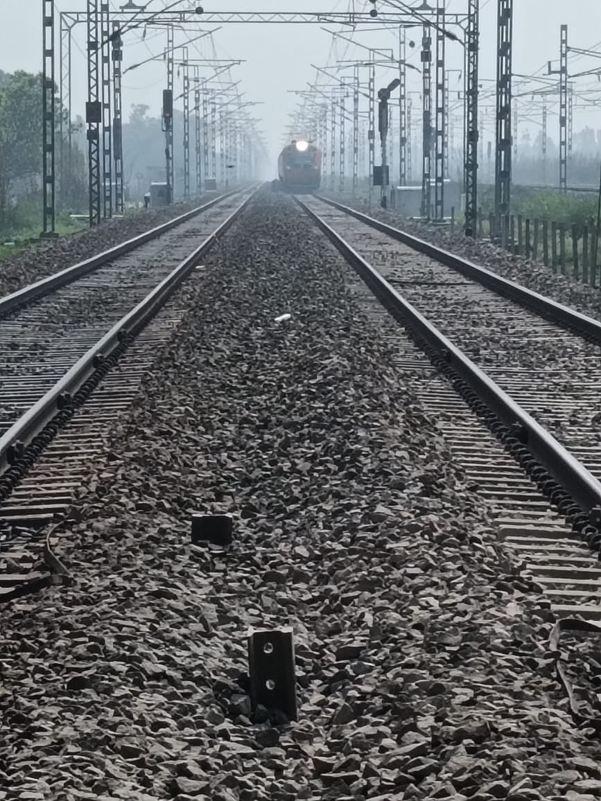 फोटो-1-रेलवे क्रासिंग पर बीच में खड़ा खराब डंपर। संवाद फोटो-1-रेलवे क्रासिंग पर बीच में खड़ा खराब डंपर। संवाद