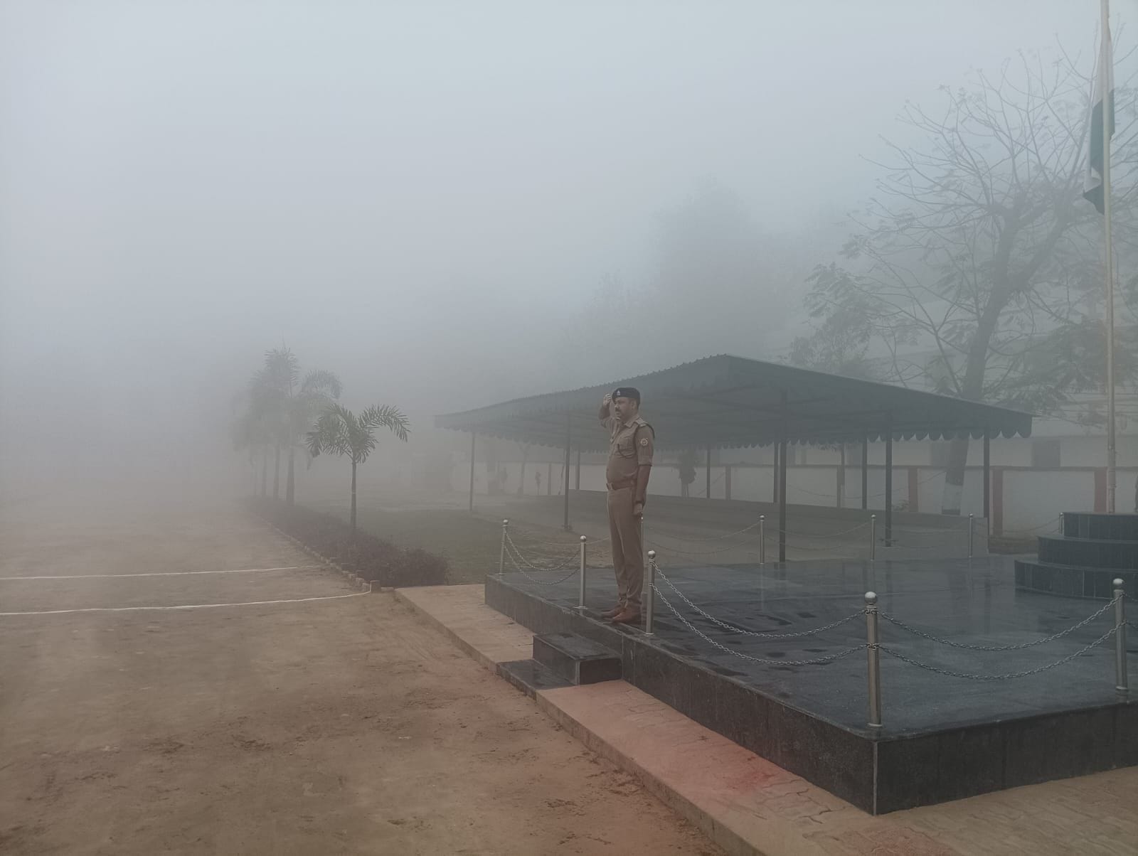 फोटो-10-लखनऊ-आगरा एक्सप्रेसवे की हवाई पट्टी से हेड लाइट जलाकर धीमी गति से गुजरते वाहन। संवाद