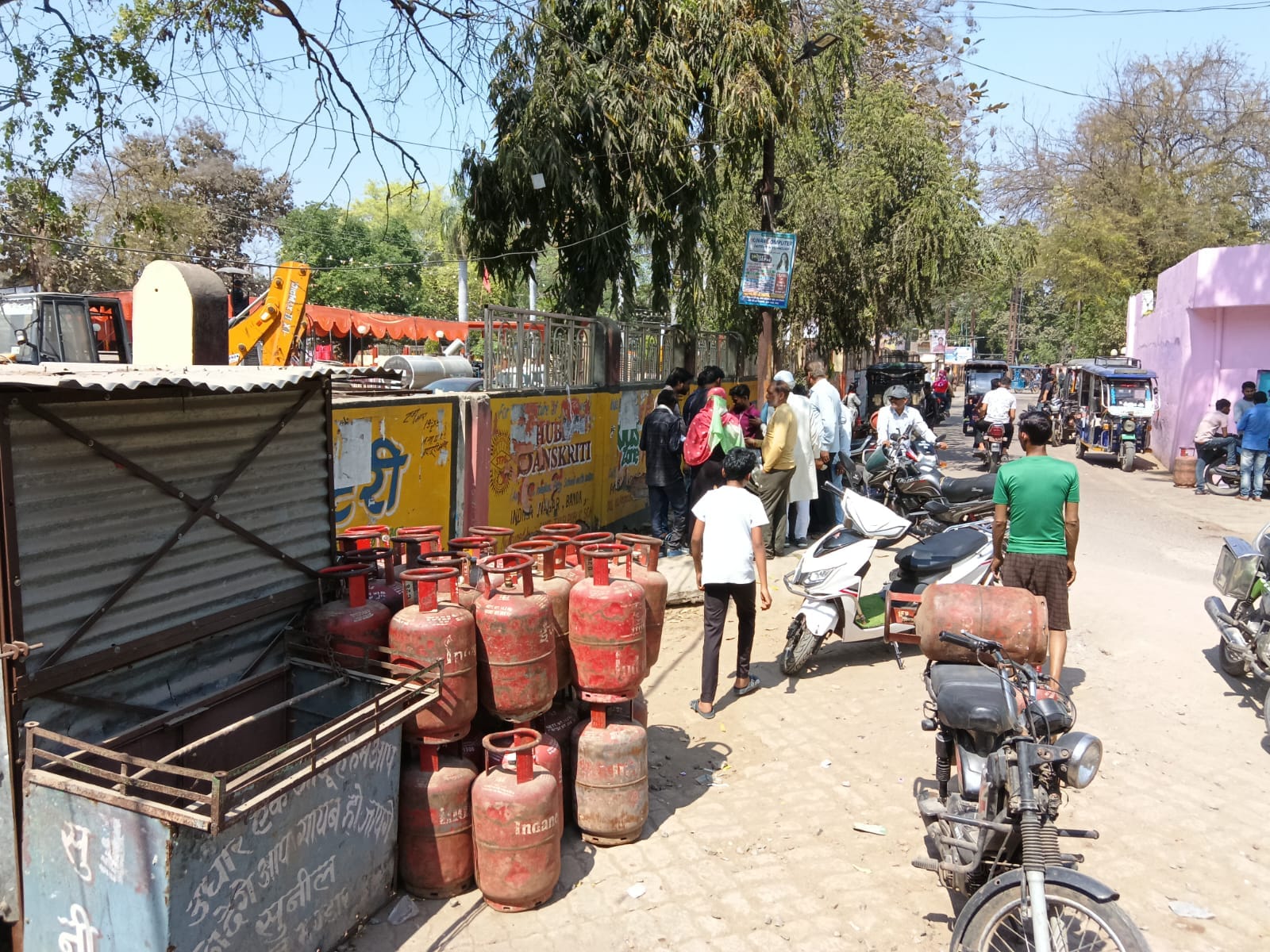 फोटो - 10 नगर पालिका की बाउंड्री से सटे गैस वितरण सेंटर पर पासबुक जमा करते ग्राहक। संवाद