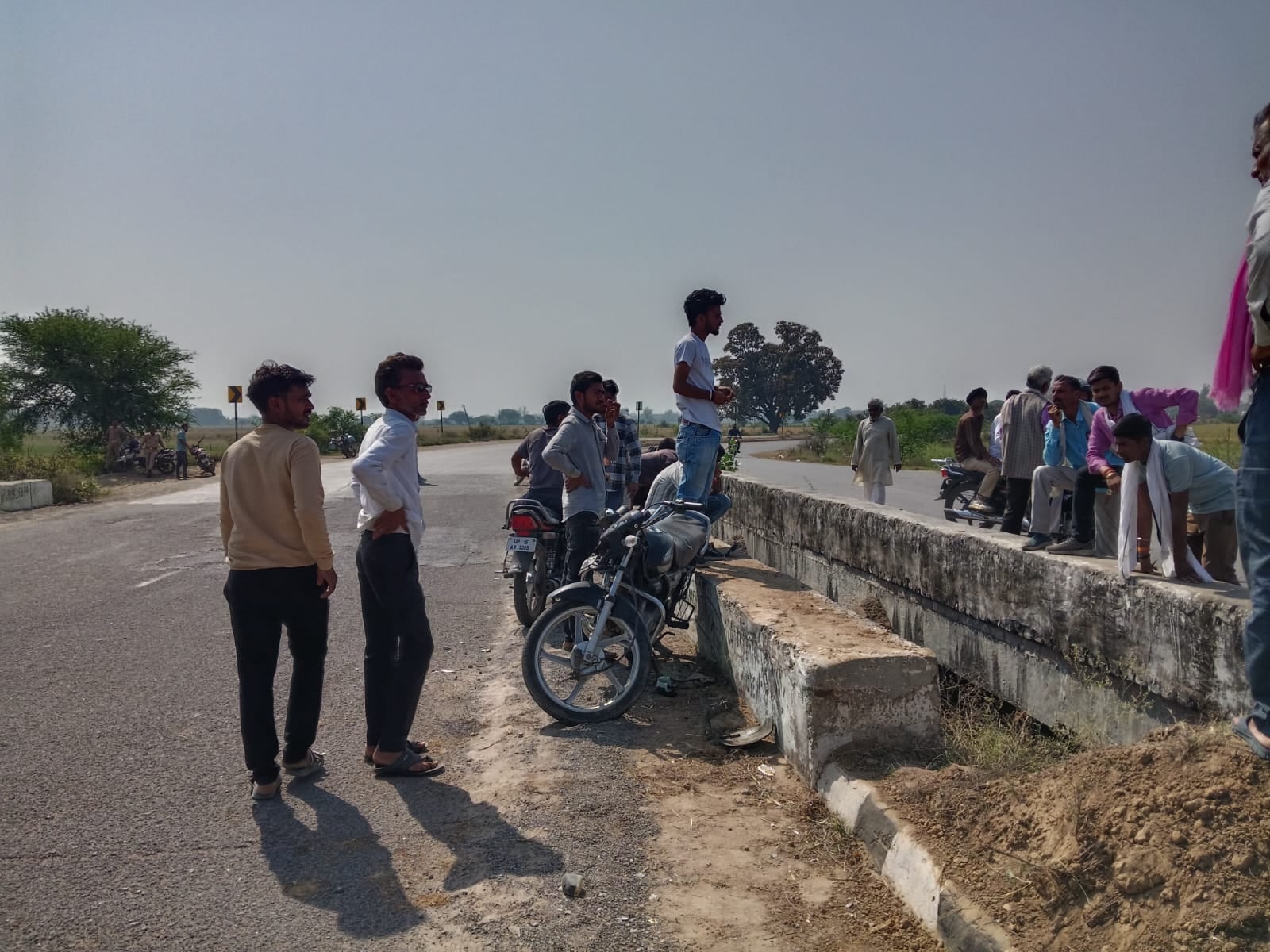 फोटो- 10 उरई–राठ मार्ग पर स्थित नहर पुल, जहां बीच का हिस्सा खुला पड़ा है। संवाद